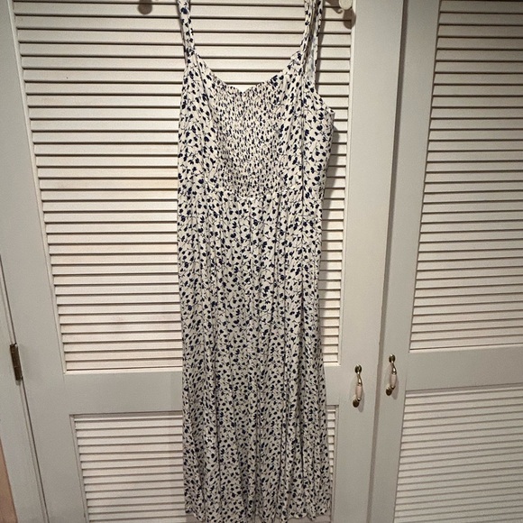 Reformation Blue and Cream Sleeveless Floral Dress
Feels like silk
Size 12, - Picture 2 of 2